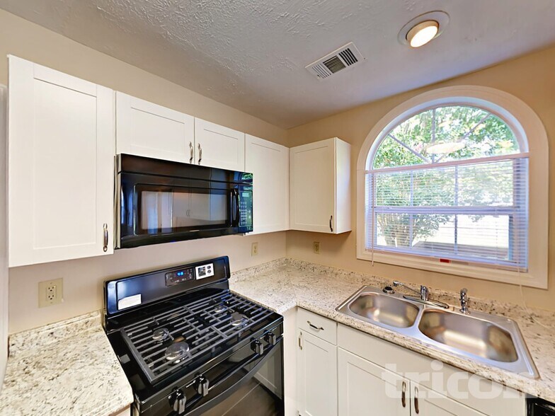 Building Photo - 3270 Summit Pl Dr