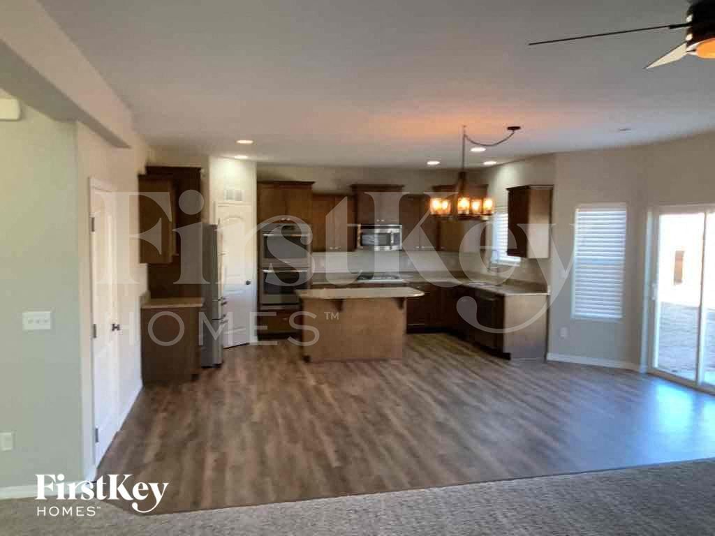 Building Photo - 3644 Saguaro Cir
