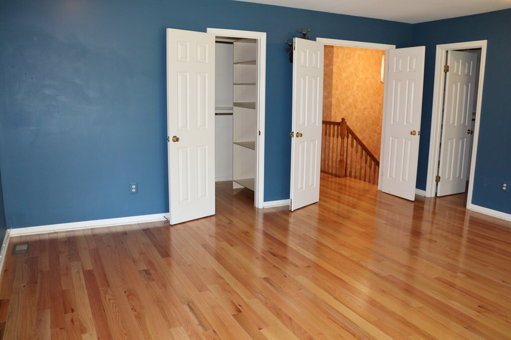 Building Photo - 323 Country Club Dr