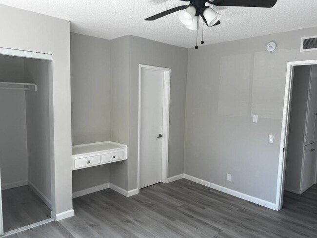 Building Photo - 2.0 bedroom in West Hollywood California 9...