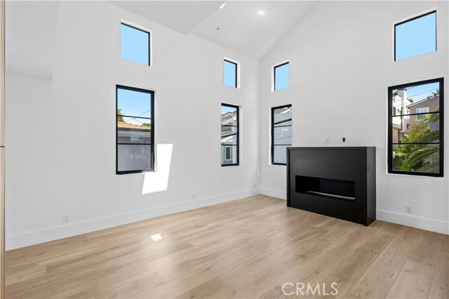 Building Photo - 700 Breakers Dr