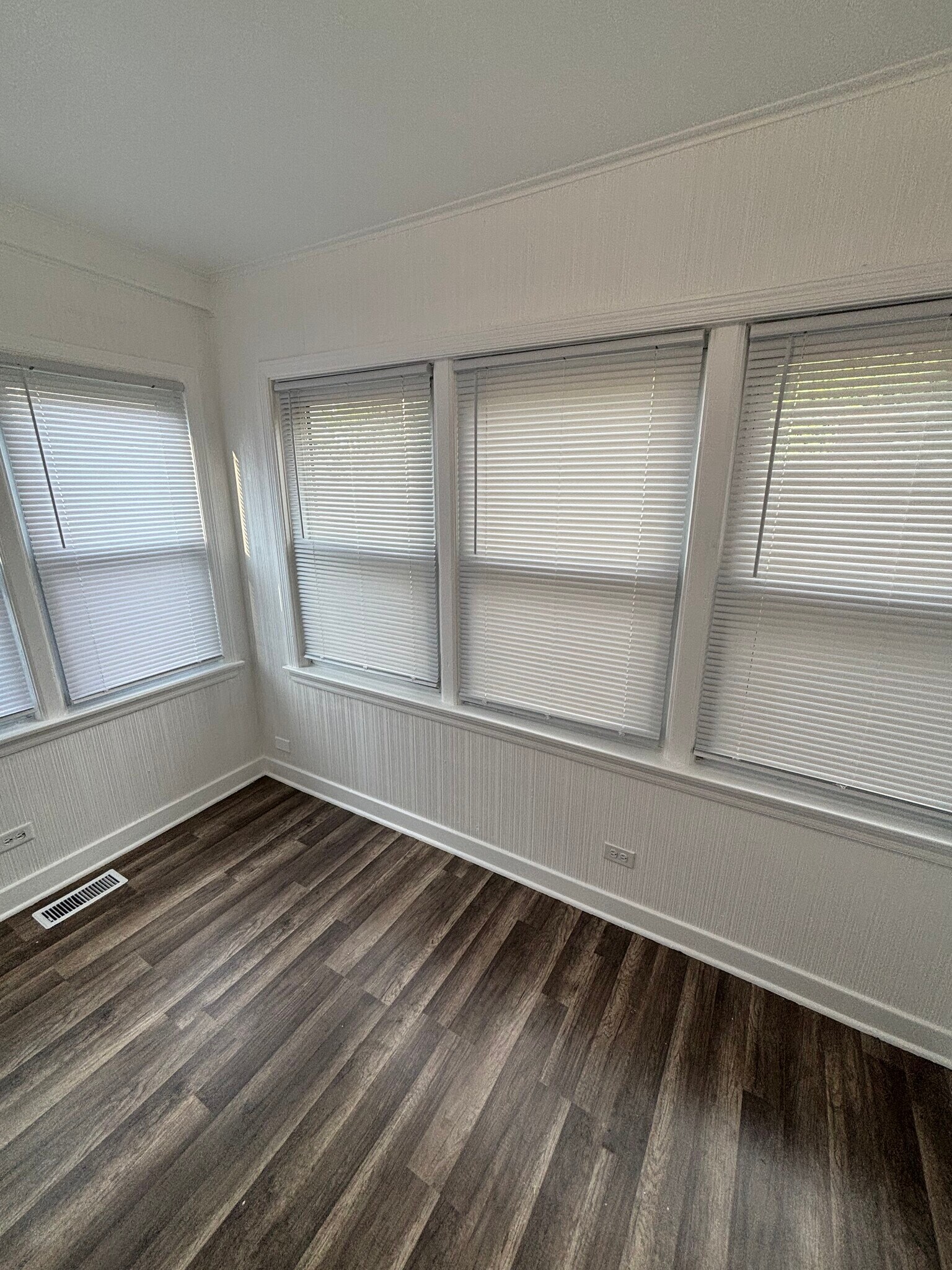 Building Photo - 7935 S Ellis Ave