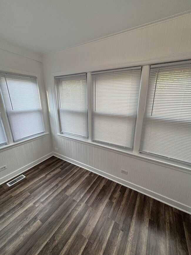 Building Photo - 7935 S Ellis Ave