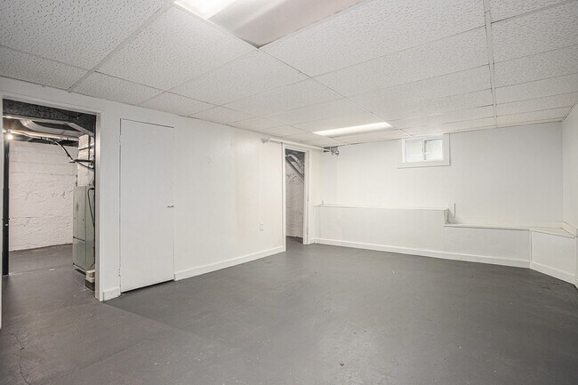 Building Photo - Fully Renovated 3 bed 2 bath home - Ask about our security deposit alternative!