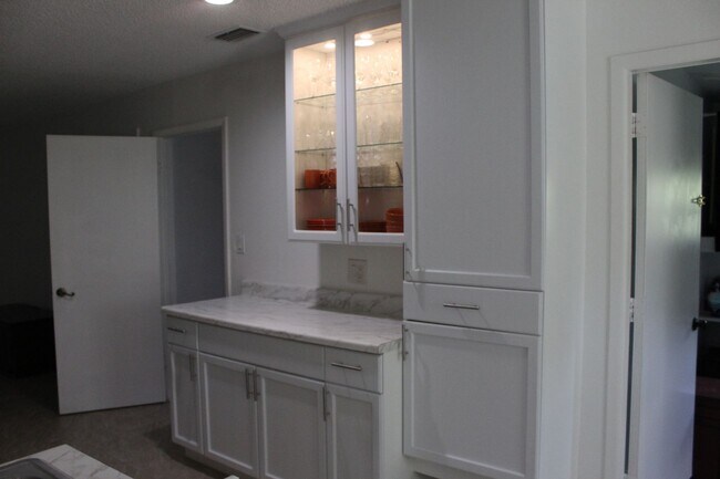 Building Photo - 3 Bedroom/2 Bath Home