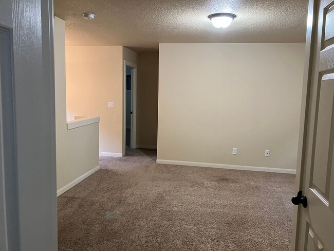 Building Photo - Beautiful Craftsman Style Home in Felida - 3 Bedroom/2.5 Bath - Available for showing on 3/30!