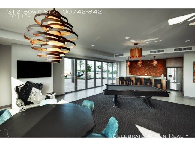 Building Photo - Rooftop Pool Overlooks Heart Of Austin