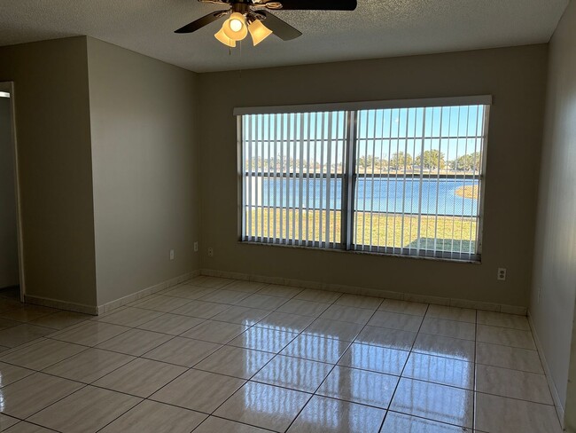 Building Photo - Orlando - Beautiful 3 Bedroom 2 Bathroom Home with Waterview!