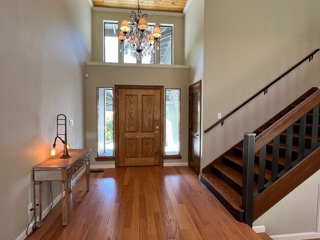 Building Photo - Gorgeous Lakeridge Shores Home Available Now