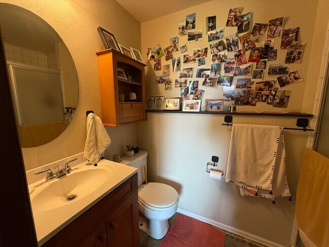 Building Photo - Spacious End-Unit Townhome in Scenic Shana...