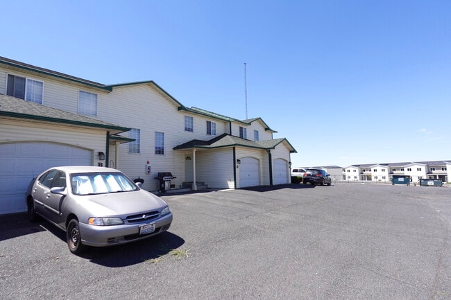 Building Photo - 1310 S Skyline Dr