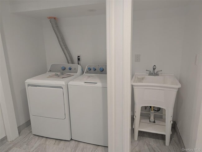 Building Photo - 62 Forest Row