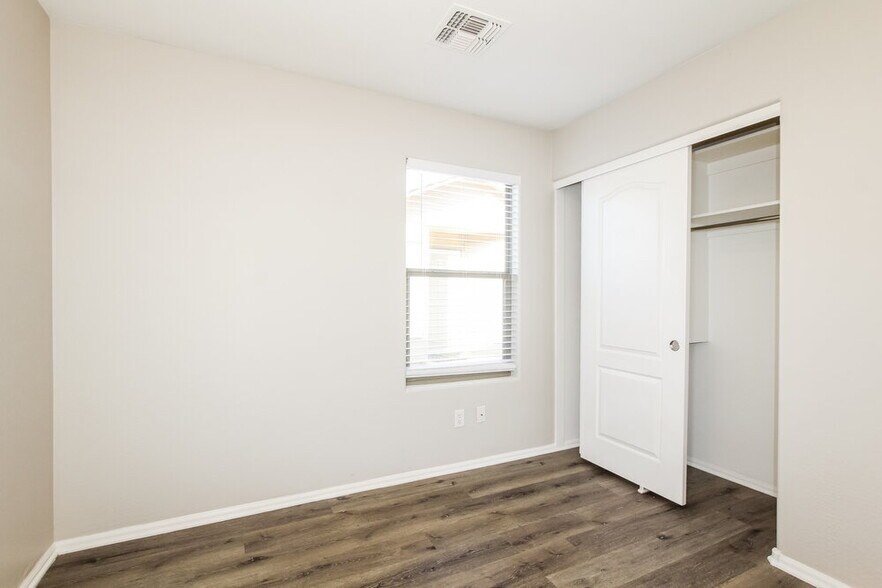 Building Photo - 614 E Jeanne Ln