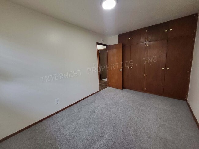 Building Photo - 3 Bd 1.5 ba Ranch Style Home in NE PDX With Washer/Dryer Hook-ups, Fenced Backyard & 2 Car Garage!