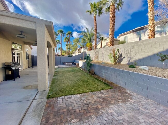 Building Photo - Gorgeous 3 bedroom Home