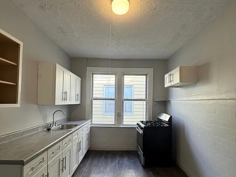 Building Photo - 416-418-418 Leslie St