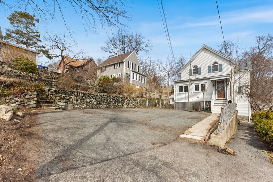 Building Photo - 1 Oak Grove Ct