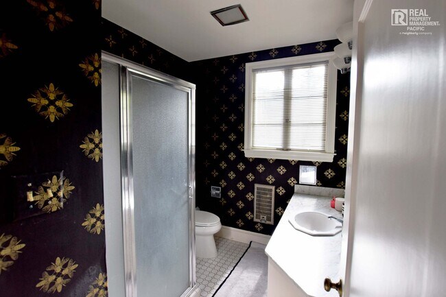 Building Photo - Timeless 4 Bedroom in West Montclair