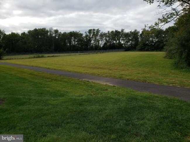 Building Photo - 3 BR/4 BA Townhome - Vineland - Kings Cros...