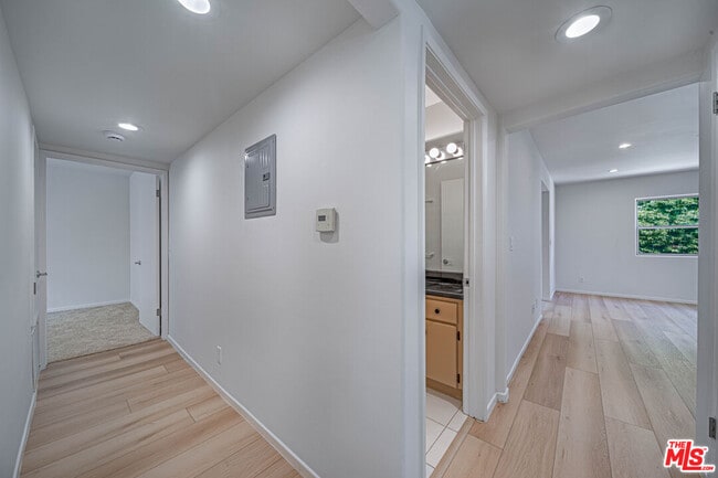 Building Photo - 726 W 37th St