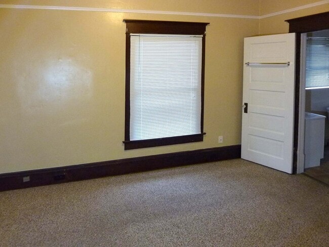 Building Photo - Charming 2 Bedroom with Bonus/Laundry Room