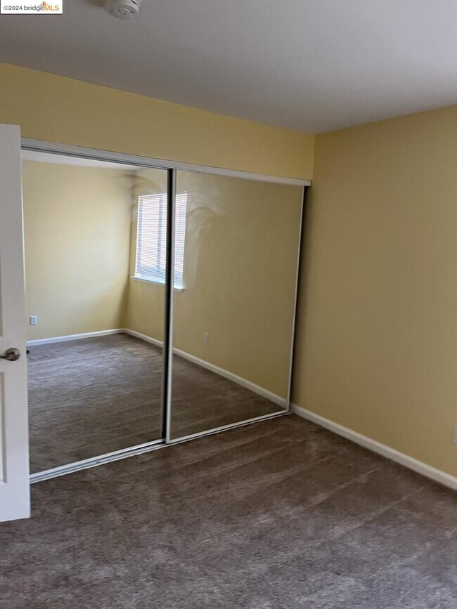 Building Photo - 1207 Lakeview Cir