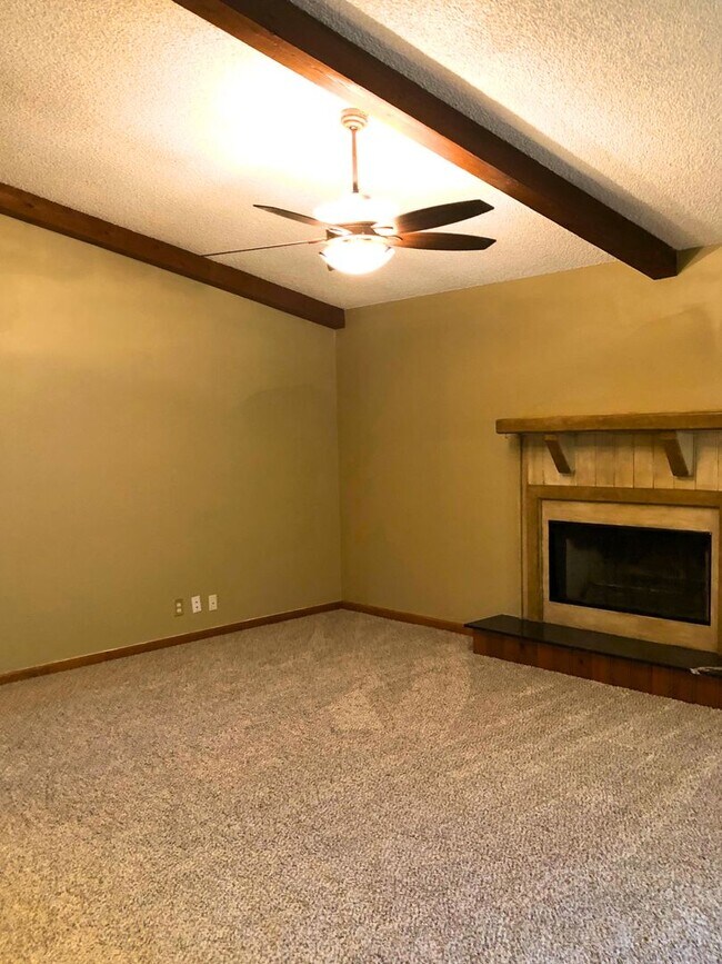 Building Photo - 3/2 home with a fenced in yard!