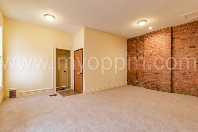 Building Photo - 1146 S 32nd St