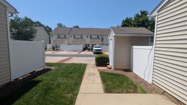 Building Photo - Townhome w/ Easy Access to I485/Shopping/R...