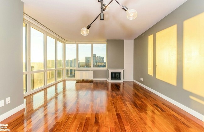 Building Photo - 640 W 237th St