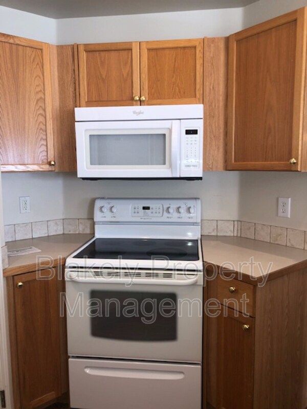 Building Photo - 533 N Grove Way