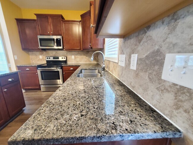 Building Photo - Gorgeous Home In Turnberry Subdivision