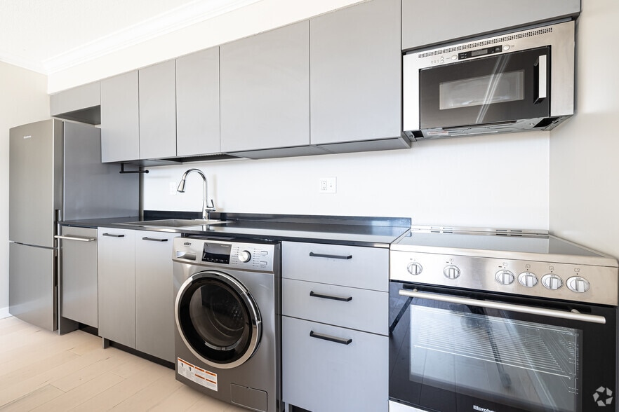 1BR, 1BA - 575SF - Kitchen - 360 Main