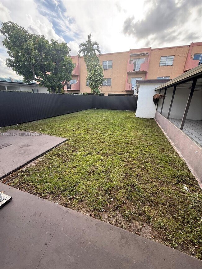 Building Photo - 1050 W 37th St