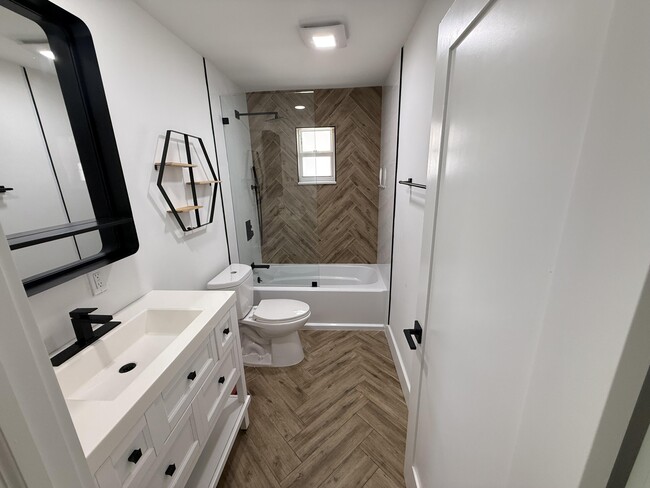 Building Photo - 5814 SE Orange Blossom Trail