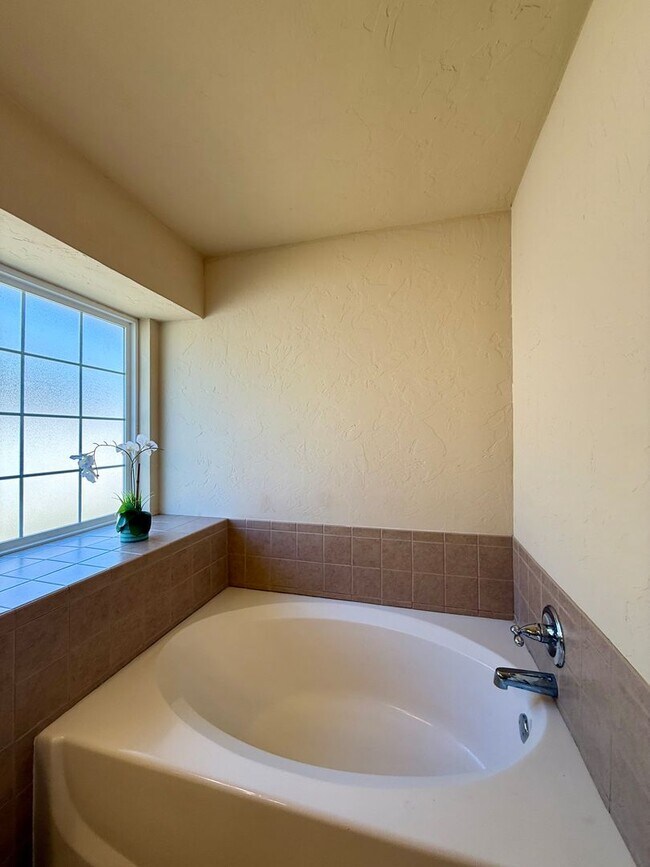 Building Photo - Spacious Home in Apple Valley- Moore