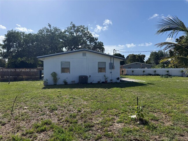 Building Photo - 1606 NW 12th Ave