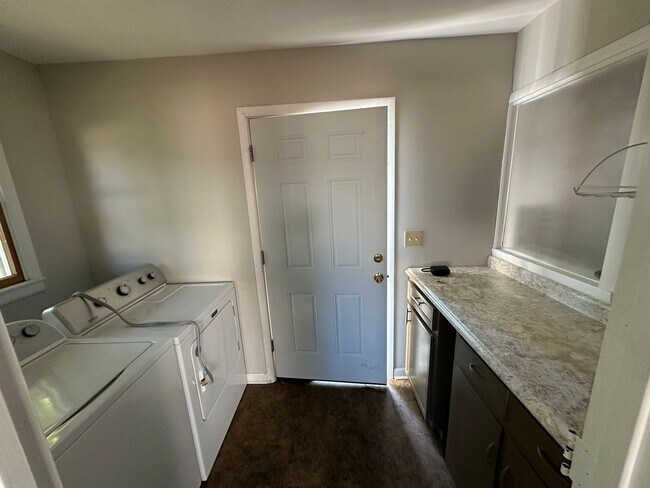 Building Photo - Updated 3 Bedroom Home with Large Kitchen ...