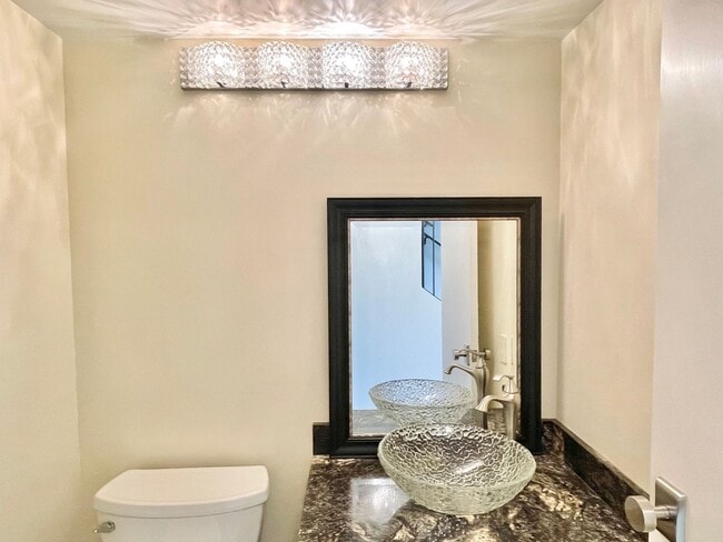 Building Photo - Iconic Gramercy Towers! 2 Story 2BR/2.5BA! 1,745SqFt!  VIEWS! Pool! Fitness! Pet! Parking!  Laund...
