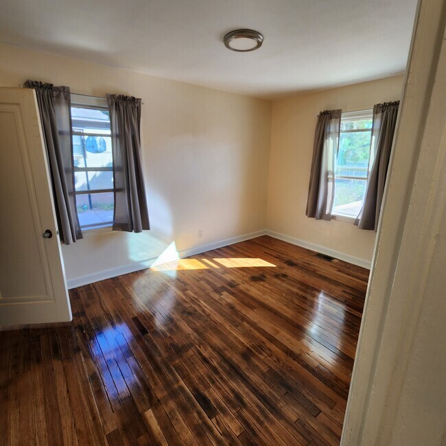 Building Photo - 1608 Claremont Ave