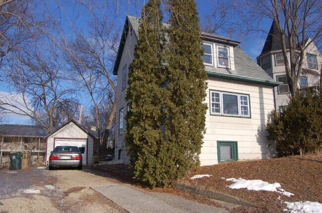 Building Photo - 1626 Winnebago St