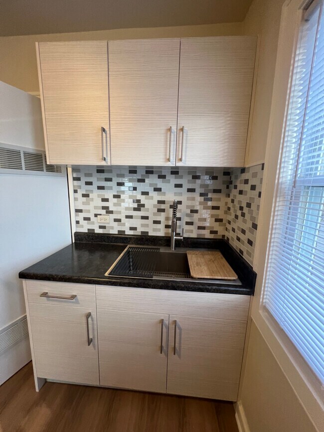 Building Photo - 1022 N Menard Ave