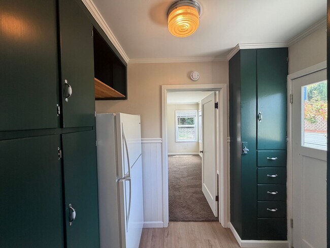 Building Photo - A gorgeous 3 bedroom and 1 bathroom home in Pacifica!