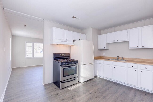 Building Photo - 106 Pine Grove Ave