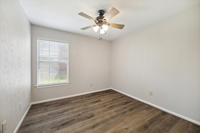 Building Photo - 15303 Laurel Knoll Cir