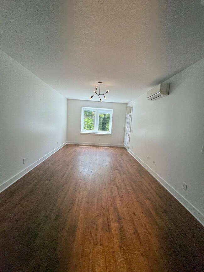Building Photo - Beautiful 2 bed /1 bath condo in desirable Germantown - walking distance to coffee shops, restaur...
