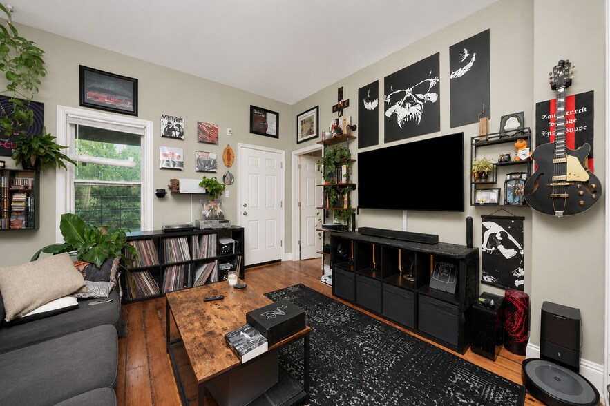 2R Living Room - 1508 N Artesian Ave