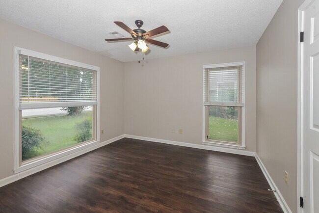 Building Photo - 1960 Maple Creek Dr