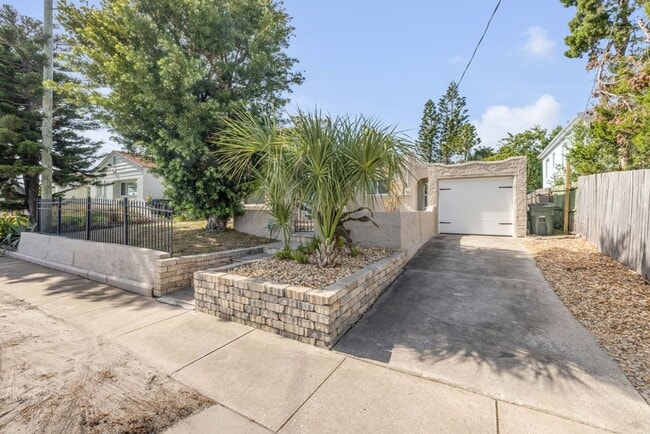 Building Photo - Renovated Spanish-Style 2/1 Beach Bungalow...