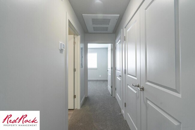 Building Photo - Inviting 2 Bedroom End Unit Condo - Pet Friendly!